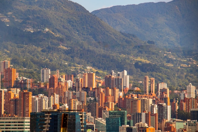 El crecimiento de las estadías cortas empieza a distribuir parte del gasto turístico hacia municipios y comercios locales de Antioquia.
