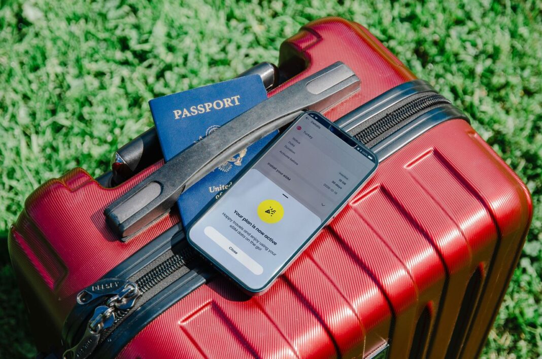 Un viajero utiliza ChatGPT para planificar un viaje con recomendaciones personalizadas antes de abordar un vuelo.