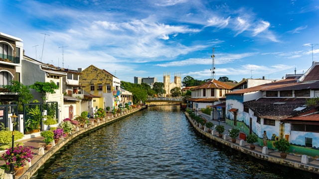 Patrimonio cultural de Malasia con templos y arquitectura histórica en Melaka.