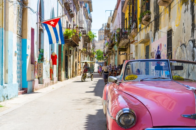 Hotel turístico con baja actividad durante la crisis del turismo en Cuba
