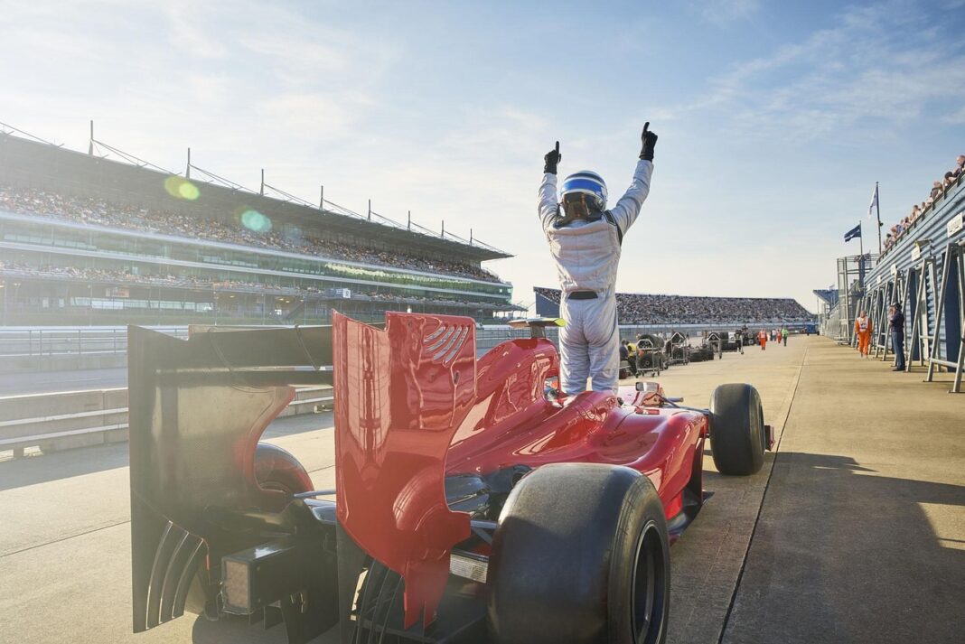 Fanáticos de la F1 reunidos en el restaurante Seis Lados del Four Points by Sheraton Bogotá durante el Brunch F1. El evento incluye simuladores, pantallas gigantes y menús temáticos. Ya lleva 32 ediciones y más de 7.000 asistentes.