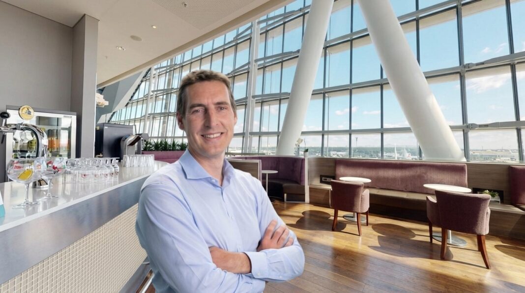 Christopher Evans, CEO de Collinson International, en una sala VIP de Priority Pass, tras anunciar la inversión de £500 millones.