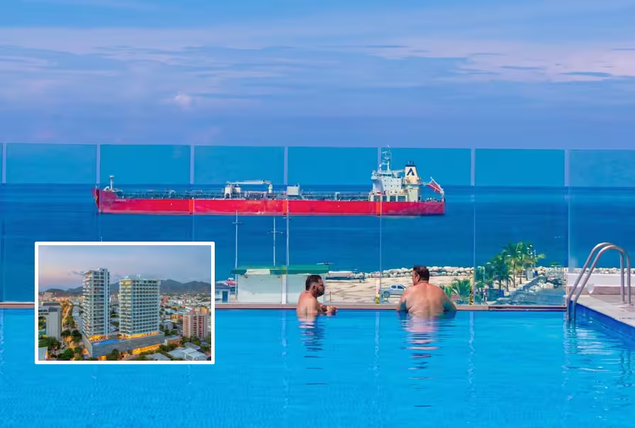Piscina de AC by Marriott Santa Marta con vista al mar Caribe y buque de carga al fondo, en la campaña Santa Marta te llama