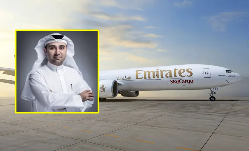 Badr Abbas, vicepresidente sénior de Emirates SkyCargo, junto a un avión carguero Boeing 777 de la aerolínea