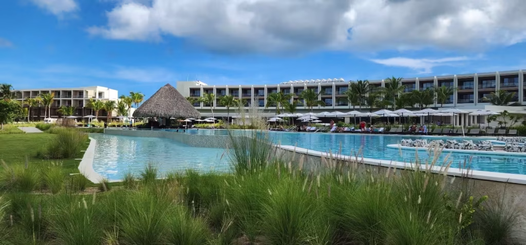Piscina infinity y área de descanso en Zemi Miches Punta Cana All-Inclusive Resort, Curio Collection by Hilton.